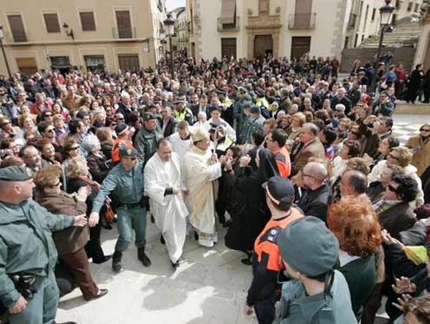 La multitud manifest&oacute; su entusiasmo y afecto por el nuevo obispo.

Foto: Javier Alonso