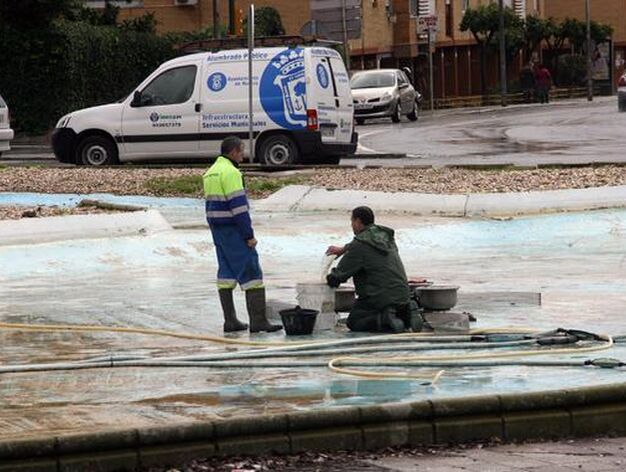 Reparaci&oacute;n de desperfectos en la fuente del Burro, en Huelva

Foto: Esp&iacute;nola