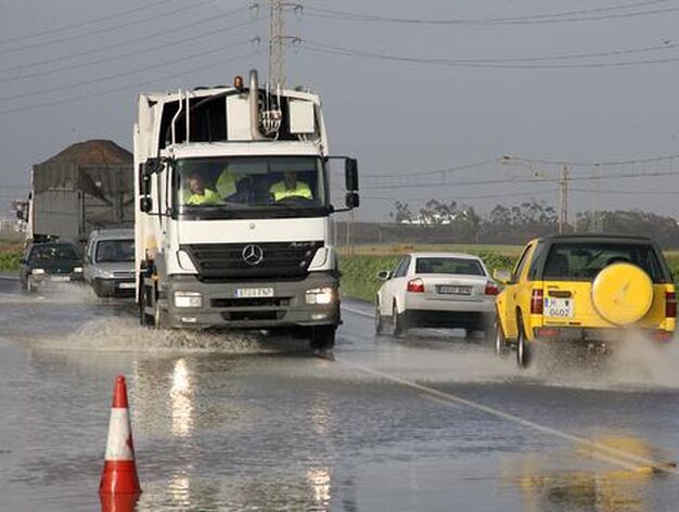 La conexi&oacute;n Huelva-Sevilla, inundada.

Foto: Esp&iacute;nola