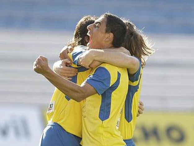 Ramis y Erice felicitan al argentino por su gol. 

Foto: Julio Gonzalez