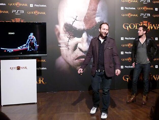 Adam Puhl, dise&ntilde;ador jefe de combate de 'God of War III', y Chris O&rsquo;Neill, desarrollador jefe de niveles del juego, durante la presentaci&oacute;n en Madrid de la nueva entrega de la serie. / S. Caballero
