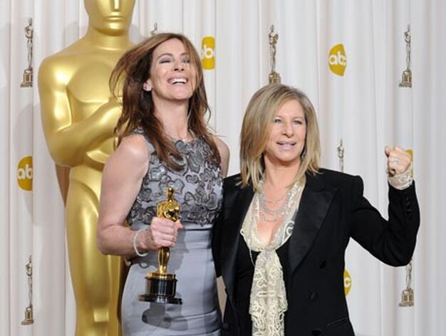 Kathryn Bigelow, acompa&ntilde;ada por la actriz  Barbra Streisand, con el Oscar a la Mejor direcci&oacute;n. / AFP