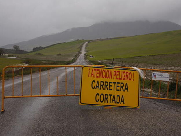 Carretera cortada por los efectos del temporal en Montecorto.