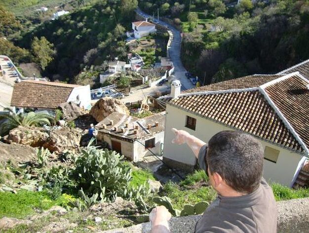 Rocas gigantes cayeron sobre casas en Casarabonela.