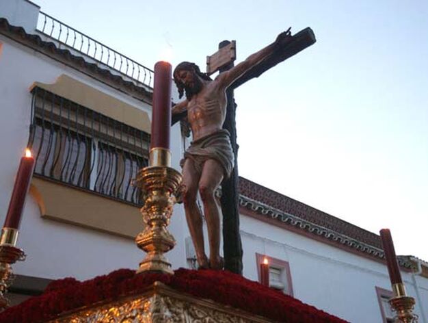 La imagen del Cristo de la Buena Muerte recorre las calles de la Villa.

Foto: J. M. Q./Shus Teran