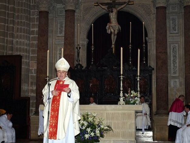 El obispo diocesano, Jos&eacute; Mazuelos, presidi&oacute; la misa pontifical en la Catedral, pr&aacute;cticamente llena para la ocasi&oacute;n

Foto: Juan Carlos Toro