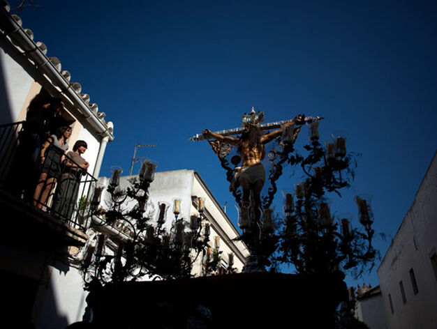 Un grupo de personas contempla el paso del Cristo de la Expiraci&oacute;n.

Foto: Emilio Morenatti