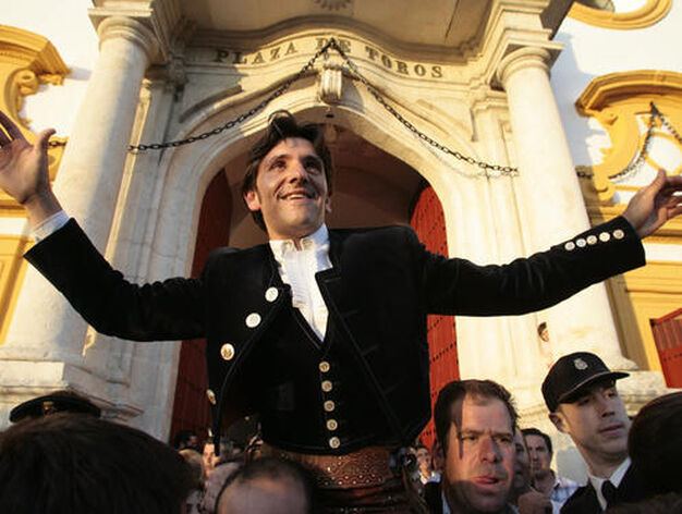 Diego Ventura abre la Puerta del Pr&iacute;ncipe en el cuarto festejo de abono de la Maestranza.

Foto: Juan Carlos Mu&ntilde;oz