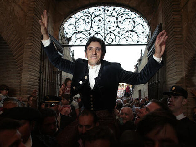 El rejoneador, Diego Ventura, sale a hombros por la Puerta del Pr&iacute;ncipe.

Foto: Juan Carlos Mu&ntilde;oz
