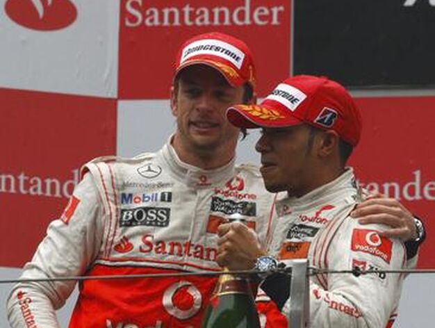 Button y Hamilton hablan en el podio.

Foto: Reuters