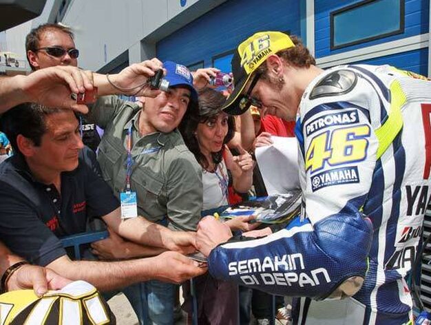 Rossi atiende a los aficionados.

Foto: Juan Carlos Toro