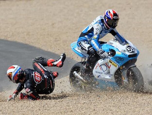 Toni El&iacute;as gana el pulso a Tomizawa y sube a lo m&aacute;s alto del caj&oacute;n en Moto2. 

Foto: Juan Carlos Toro y Manuel Aranda