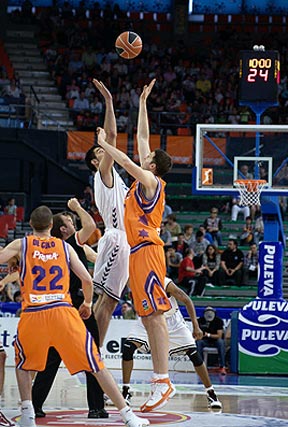 Juanjo Triguero y Kosta Perovic protagonizaron el salto inicial.

Foto: &Aacute;lvaro Paricio