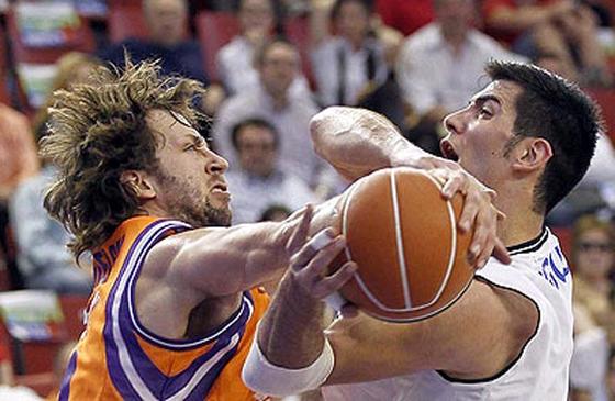 Nielsen intenta robarle la bola a Triguero.

Foto: M. A. Polo (ACB Photo)