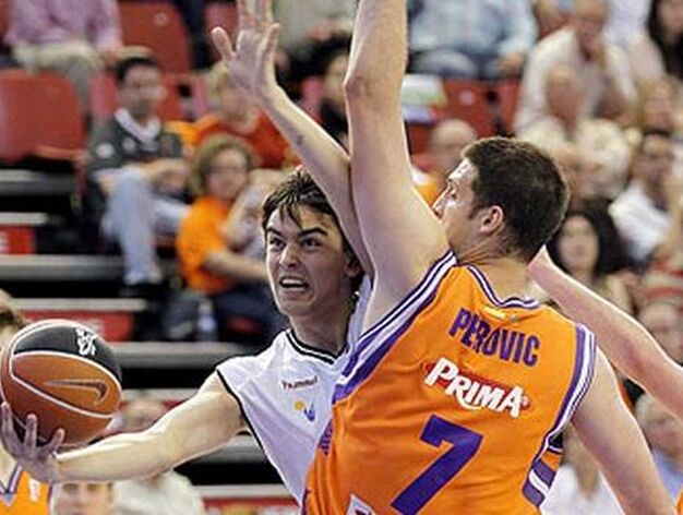 Satoransky encuentra un hueco para lanzar ante Perovic.

Foto: M. A. Polo (ACB Photo)