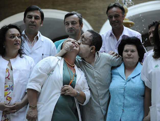 Rafael, con familiares y miembros del equipo m&eacute;dico que llev&oacute; a cabo el primer trasplante de cara de Andaluc&iacute;a.

Foto: Juan Carlos V&aacute;zquez