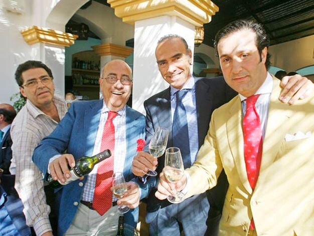 El ex presidente del Xerez, Luis Oliver, tambi&eacute;n se dej&oacute; ver por el Real. En la foto, con varios hosteleros.

Foto: Pascual