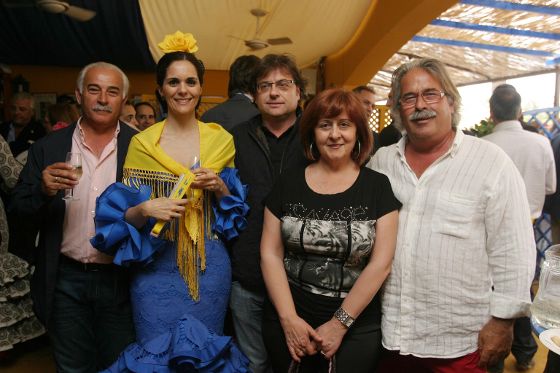 La directora de Ikea Jerez, Almudena Plaza, con Pablo Fern&aacute;ndez, jefe de mantenimiento del Circuito y unos amigos.

Foto: Vanesa Lobo