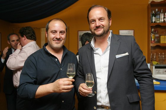 El redactor de Diario de Jerez &Aacute;ngel Espejo, junto a Bosco Torremocha, director de Fedejerez.

Foto: Vanesa Lobo