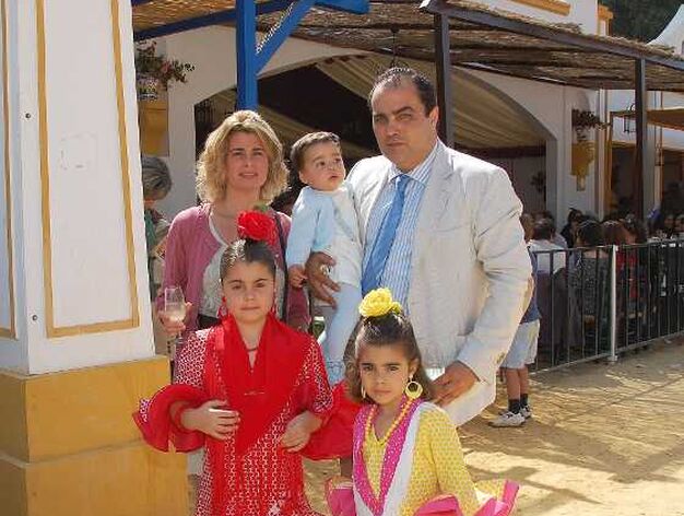 En la imagen, David Fern&aacute;ndez, director de Diario de Jerez,  junto a su esposa Inma y sus tres hijos.

Foto: Manu Garcia