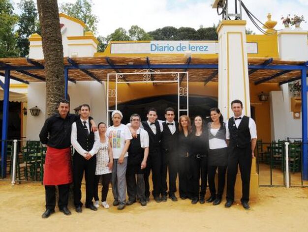 En la imagen, los camareros que desempe&ntilde;an su labor profesional en la caseta de Diario de Jerez posan antes del comienzo de su jornada de trabajo.

Foto: Manu Garcia