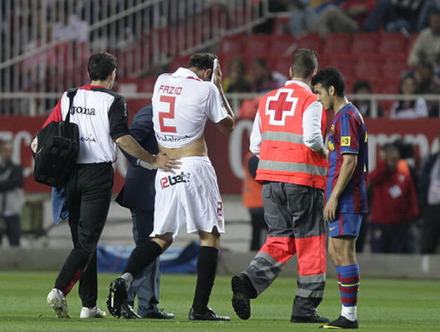 Fazio se retira lesionado en el tobillo izquierdo. / Antonio Pizarro