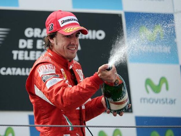 El piloto espa&ntilde;ol Fernando Alonso, en el podio de Montmelo. / AFP