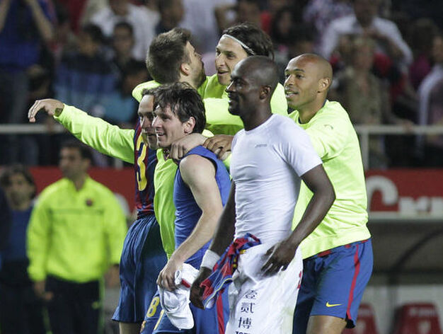 Los jugadores del Barcelona celebran la victotia al final del encuentro, / Antonio Pizarro