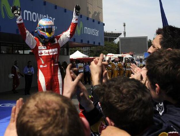 Fernando Alonso queda segundo en un Gran Premio dominado de principio a fin por el piloto de Red Bull Mark Webber. / AFP