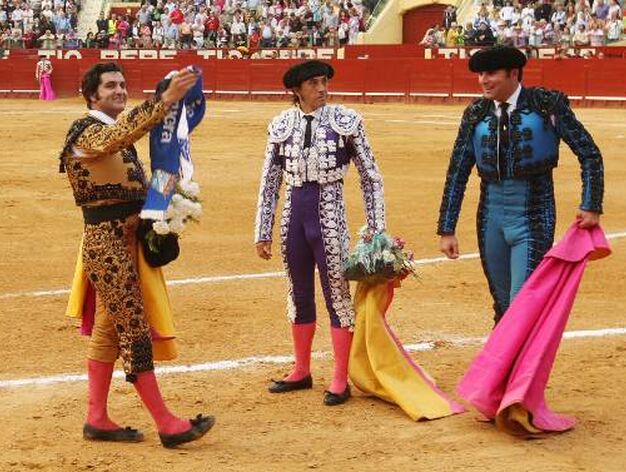 Morante de la Puebla, con una bufanda del Xerez Deportivo. La ciudad se dividi&oacute; ayer entre el Real de la Feria, la plaza de toros y el estadio.

Foto: Juan Carlos Toro