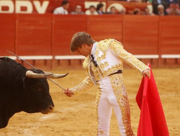 "El Cordob&eacute;s&raquo; hac&iacute;a su debut como matador en Jerez, y a su vez reaparec&iacute;a del percance de Barcelona, sin embargo, se estrell&oacute; contra un imposible. Ninguno de sus dos toros le permitieron lucirse lo m&aacute;s m&iacute;nimo

Foto: Juan Carlos Toro