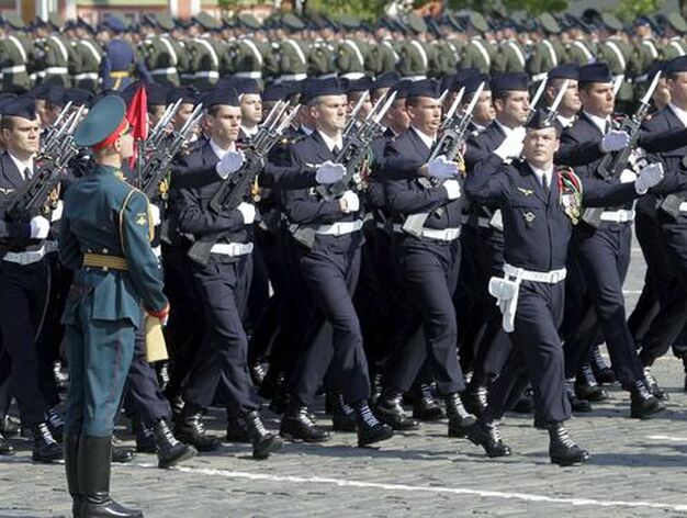 Soldados norteamericanos, franceses, brit&aacute;nicos y polacos participaron en el mayor desfile militar organizado en Rusia desde el fin de la Uni&oacute;n Sovi&eacute;tica. / Reportaje gr&aacute;fico: EFE