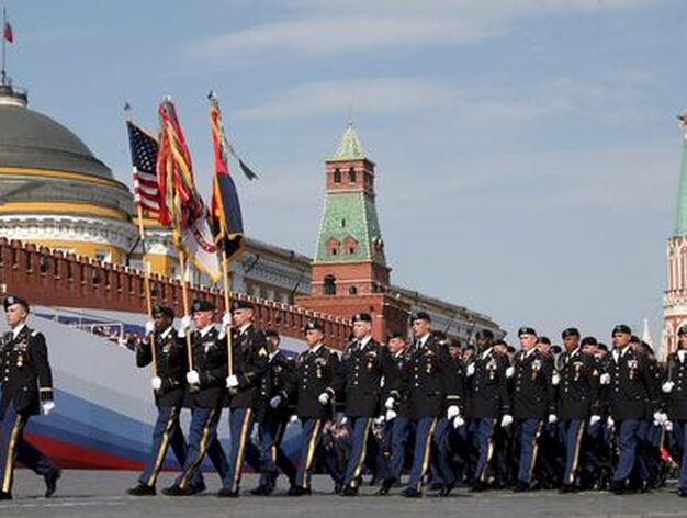 Soldados norteamericanos, franceses, brit&aacute;nicos y polacos participaron en el mayor desfile militar organizado en Rusia desde el fin de la Uni&oacute;n Sovi&eacute;tica. / Reportaje gr&aacute;fico: EFE
