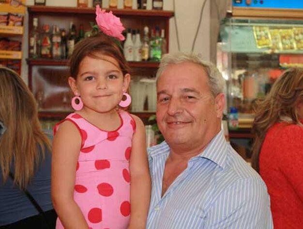 Teo Mart&iacute;nez con su hija Claudia, vestida de flamenca, pasando un rato en la caseta Amigos del Diario./Fotos:Fito Carreto

Foto: Fito Carreto