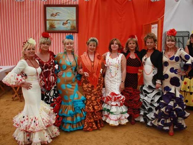 Un grupo de mujeres de C&aacute;diz que no dudaron en vestirse de flamenca y visitar la Feria de la Primavera portuense

Foto: Fito Carreto