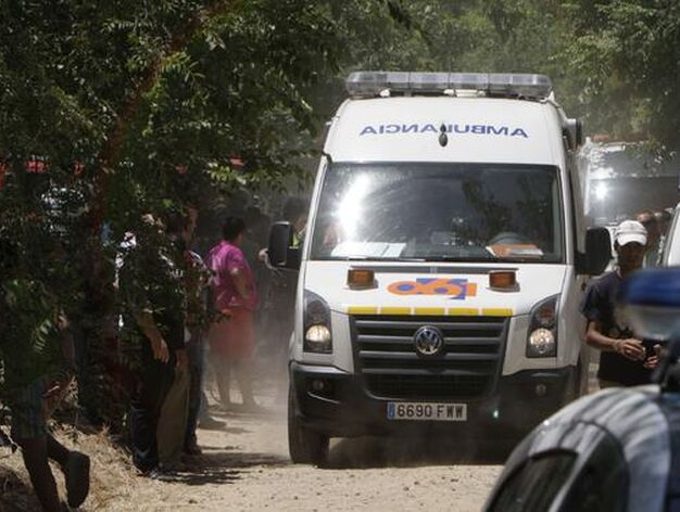 Una ambulancia sale del lugar de la deflagraci&oacute;n. / Jos&eacute; &Aacute;ngel Garc&iacute;a