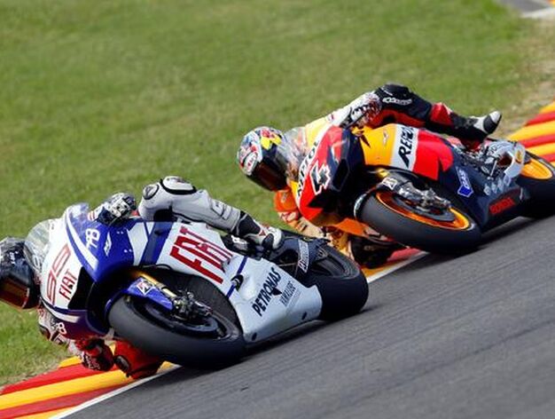 Duelo entre Lorenzo y Dovizioso en MotoGP.

Foto: Reuters