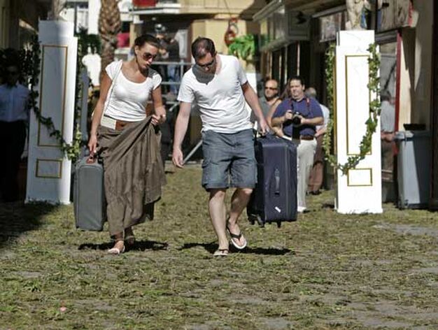 Imagen curiosa de dos viajeros alzando sus maletas al paso por el recorrido procesional./Fotos: Lourdes de Vicente

Foto: Lourdes de Vicente