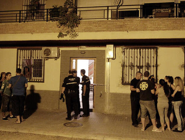 Los polic&iacute;as impiden la entrada al bloque en el que residen la anciana y su presunto asesino.

Foto: Antonio Pizarro