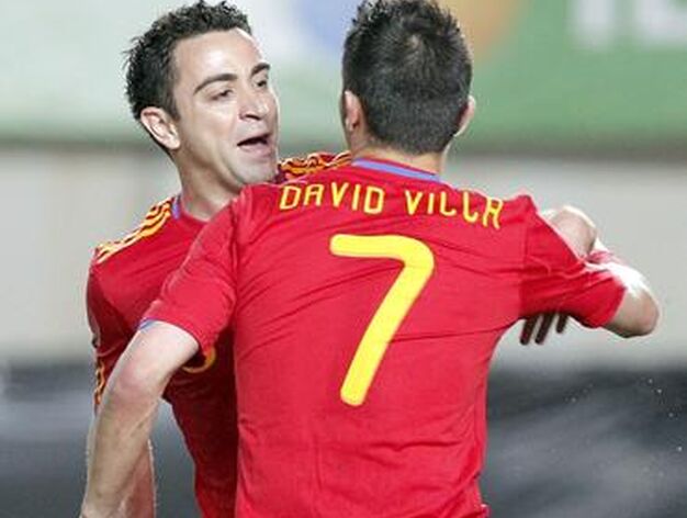 Xavi y Villa, compa&ntilde;eros en el Barcelona la pr&oacute;xima campa&ntilde;a, celebran el primer tanto espa&ntilde;ol. / EFE