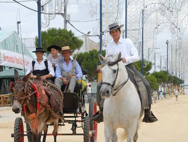 Ni&ntilde;os y mayores disfrutan de la primera jornada diurna en la Feria de Chiclana. /Paco Peri&ntilde;&aacute;n