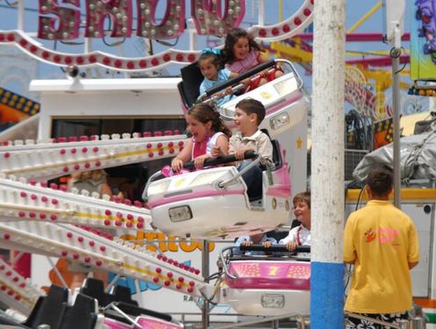 Ni&ntilde;os y mayores disfrutan de la primera jornada diurna en la Feria de Chiclana. /Paco Peri&ntilde;&aacute;n