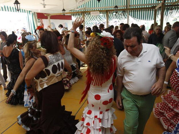 Ni&ntilde;os y mayores disfrutan de la primera jornada diurna en la Feria de Chiclana. /Sonia Ramos