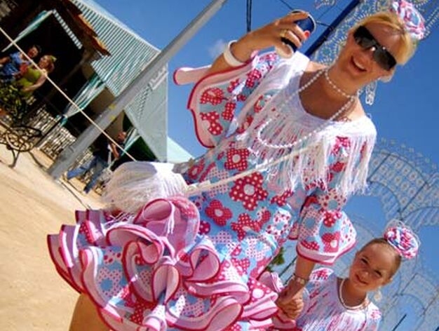 La Feria, por encima de todo, es una fiesta para disfrutar en compa&ntilde;&iacute;a de la familia y de los amigos. Un evento en el que las madres, tal y como se observa en la imagen, no dudan en vestir de flamenca a sus hijas para contagiarles el esp&iacute;ritu festivo.

Foto: Paco Peri&ntilde;&aacute;n