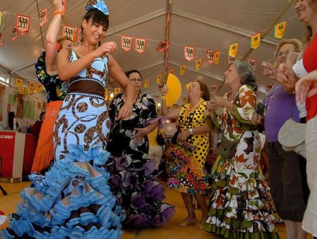 La mayor&iacute;a de casetas acogi&oacute; a numerosas mujeres vestidas de flamenca que se entregaron a los bailes por sevillanas. 

Foto: Paco Peri&ntilde;&aacute;n