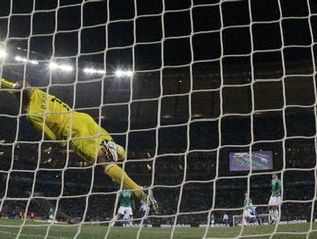 El 'Conejo' P&eacute;rez se estira in&uacute;tilmente en el tercer gol argentino. / Reuters