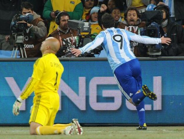 Higua&iacute;n festeja el segundo gol de Argentina. / AFP