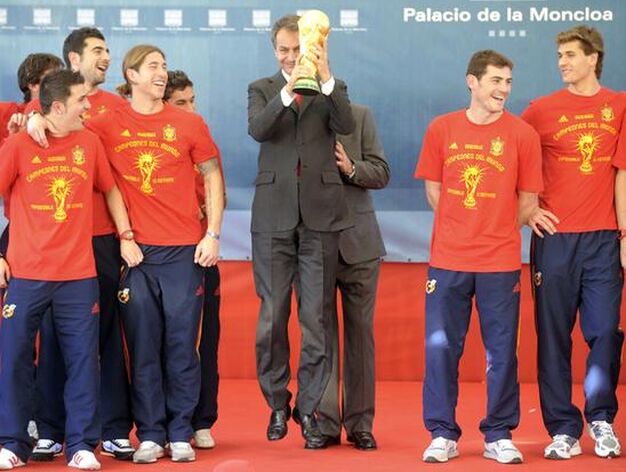 Jos&eacute; Luis Rodr&iacute;guez Zapatero recibe a los campeones del mundo en La Moncloa. / AFP