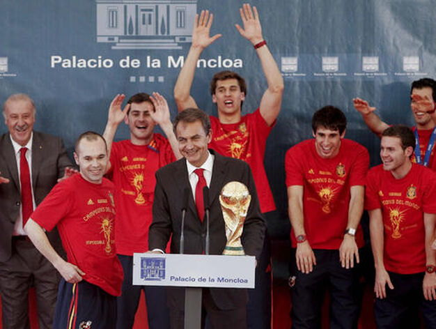 Jos&eacute; Luis Rodr&iacute;guez Zapatero recibe a los campeones del mundo en La Moncloa. / EFE