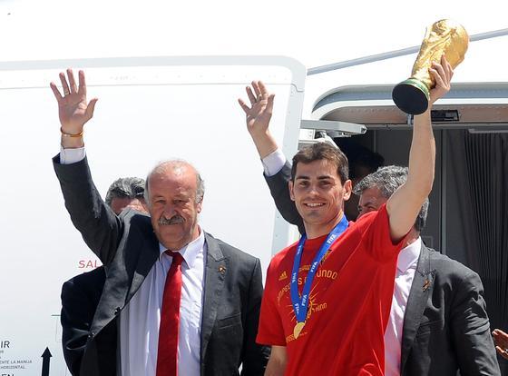 Vicente del Bosque e Iker Casillas llegan con la Copa del Mundo a Barajas. / AFP